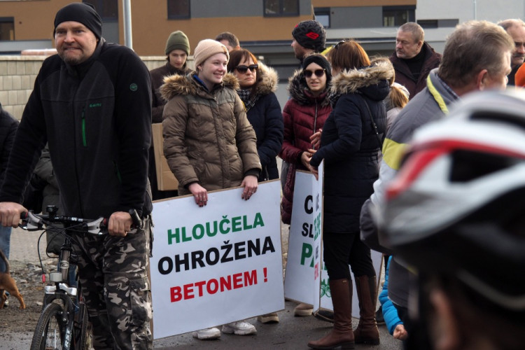 Více zeleně, méně betonu! Hloučela musí dýchat!