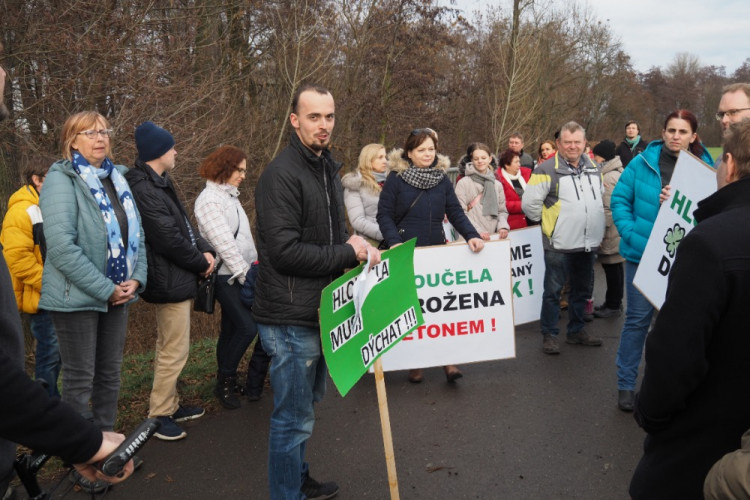 Více zeleně, méně betonu! Hloučela musí dýchat!