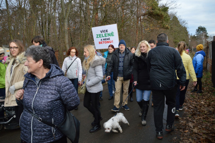 Více zeleně, méně betonu! Hloučela musí dýchat!