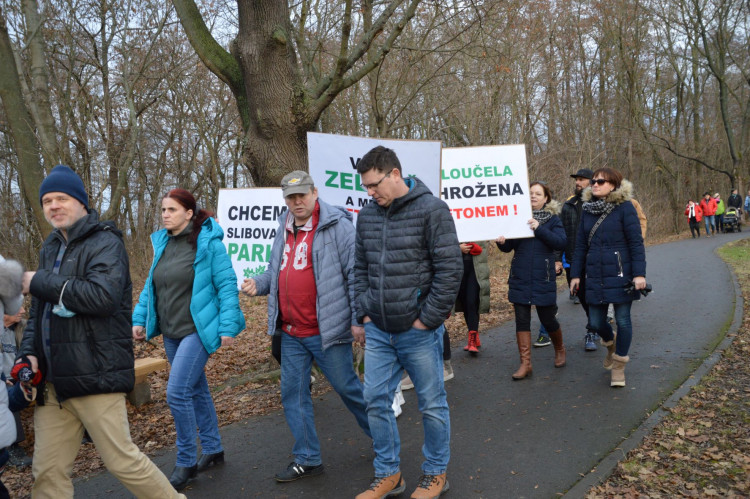 Více zeleně, méně betonu! Hloučela musí dýchat!