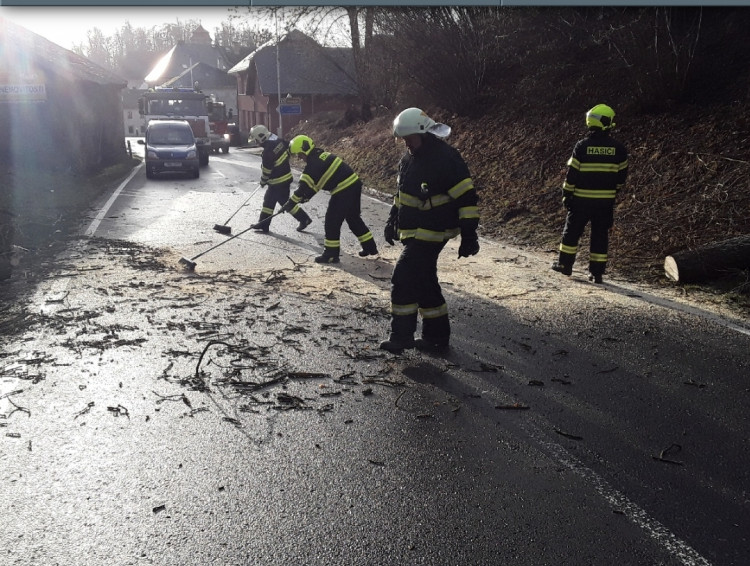 FOTOGALERIE: Silný vítr zaměstnal hasiče