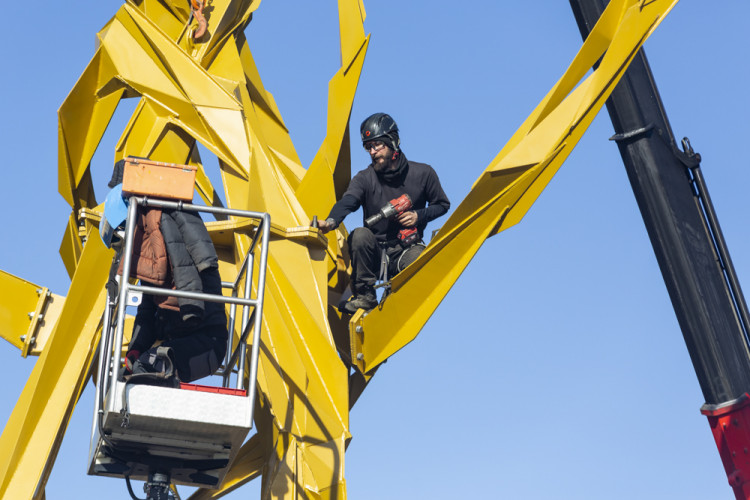 Demontáž ocelové sochy Stvůra z olomouckého parku