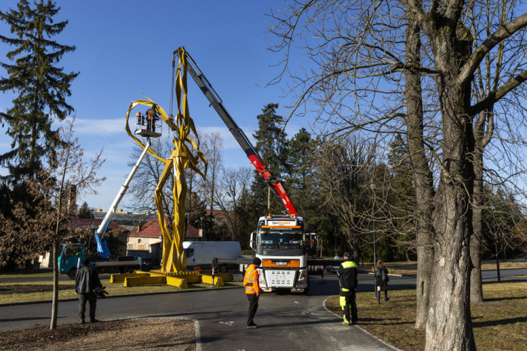 Demontáž ocelové sochy Stvůra z olomouckého parku