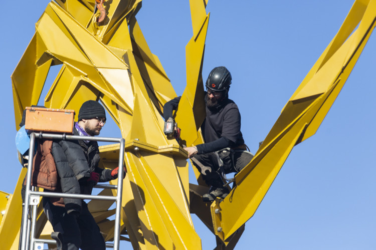 Demontáž ocelové sochy Stvůra z olomouckého parku
