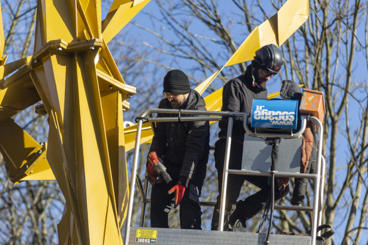 Demontáž ocelové sochy Stvůra z olomouckého parku