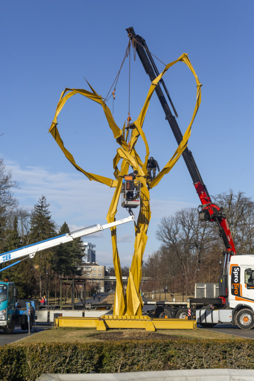 Demontáž ocelové sochy Stvůra z olomouckého parku