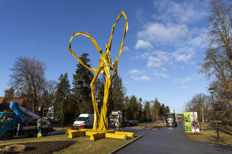 Demontáž ocelové sochy Stvůra z olomouckého parku