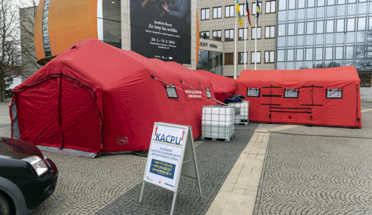 Krajské asistenční centrum odbavilo stovky uprchlíků z Ukrajiny. Nově bude sídlit v Hanáckých kasárnách