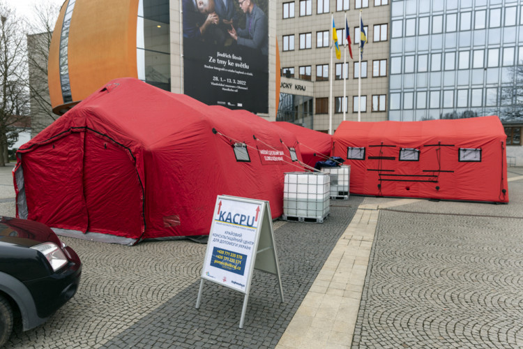 Krajské asistenční centrum odbavilo stovky uprchlíků z Ukrajiny. Nově bude sídlit v Hanáckých kasárnách