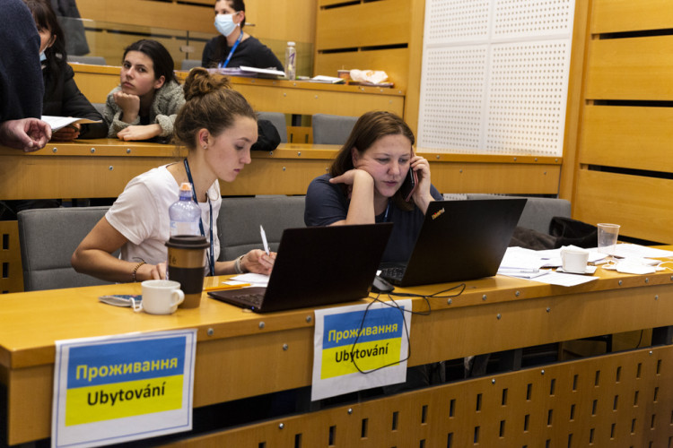 Krajské asistenční centrum odbavilo stovky uprchlíků z Ukrajiny. Nově bude sídlit v Hanáckých kasárnách