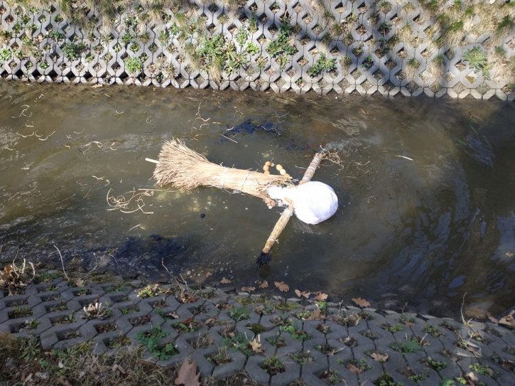 FOTOGALERIE: Zapálená Smrtka skončila v potoce