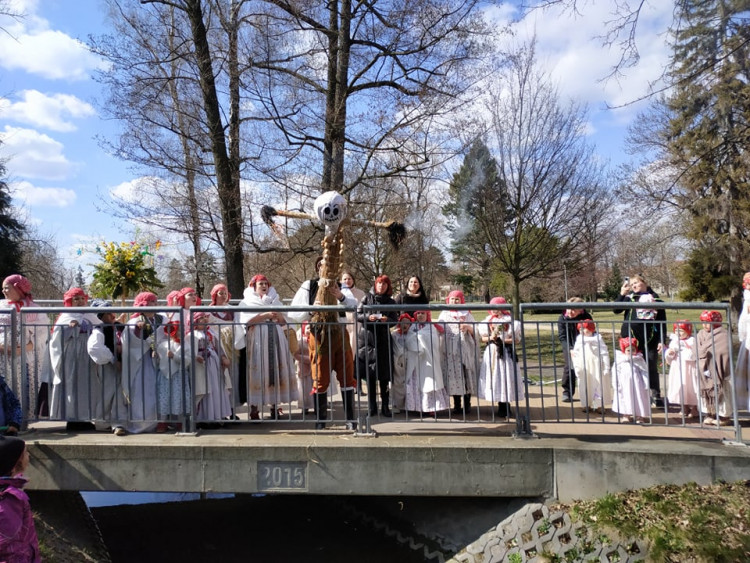 FOTOGALERIE: Zapálená Smrtka skončila v potoce