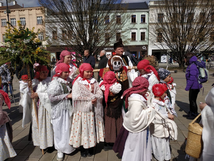 FOTOGALERIE: Zapálená Smrtka skončila v potoce