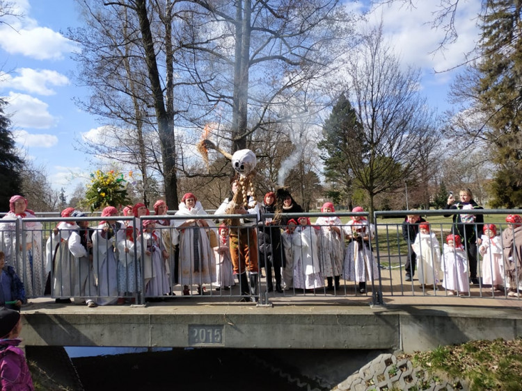 FOTOGALERIE: Zapálená Smrtka skončila v potoce