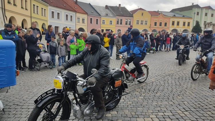 FOTOGALERIE: Jízda veteránů z Přerova na Helfštýn
