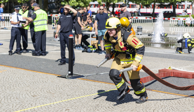 Tažení figuríny a 315 schodů. Hasiči změřili síly na závodech v Olomouci