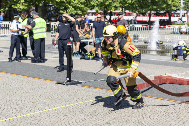 Tažení figuríny a 315 schodů. Hasiči změřili síly na závodech v Olomouci