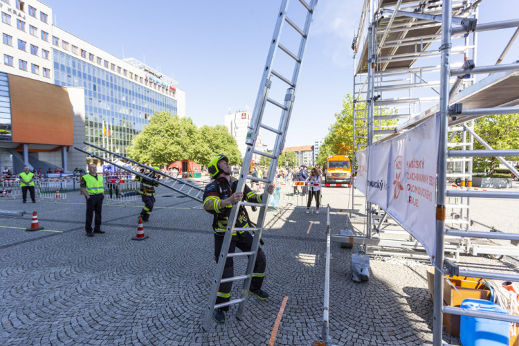 Tažení figuríny a 315 schodů. Hasiči změřili síly na závodech v Olomouci
