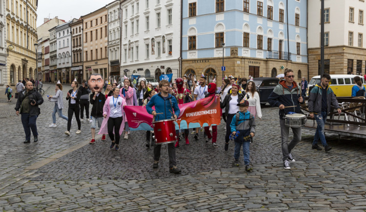 Desátému olomouckému majálesu vládne královský pár ze Stardance