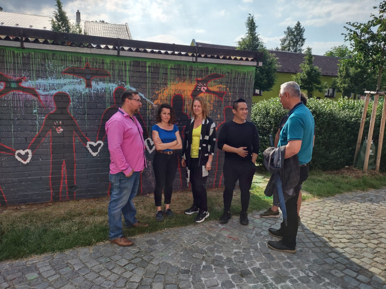 FOTOGALERIE: Zastávka v Holici má novou výzdobu