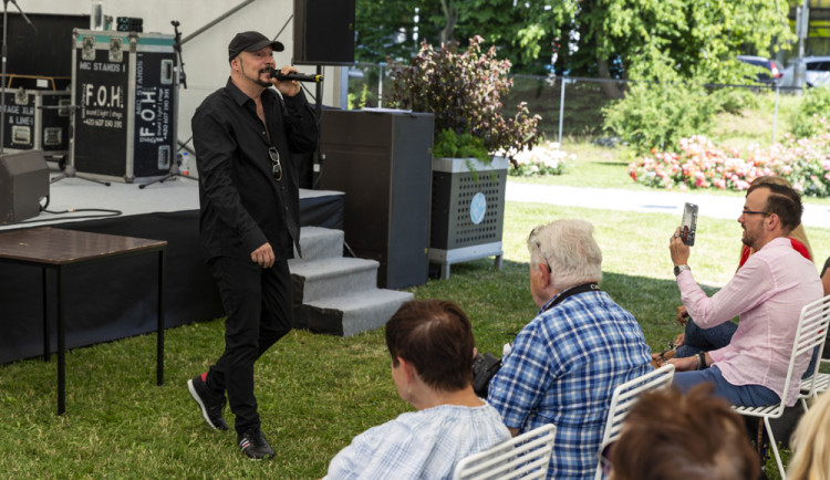 Tisíce květů, přednášky a muzika. Olomoucké rozárium slaví padesáté výročí