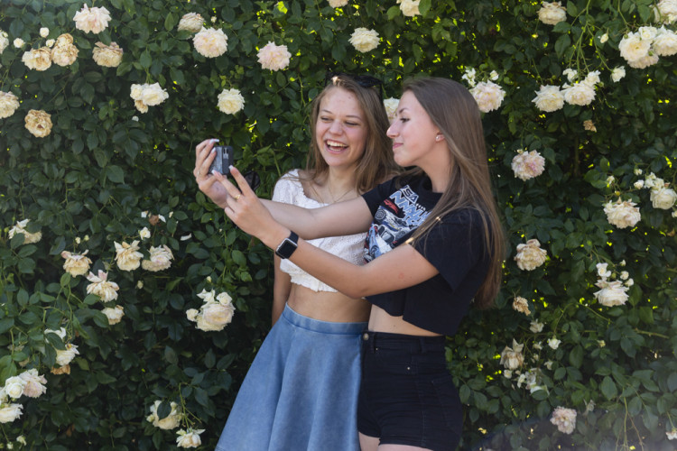 Tisíce květů, přednášky a muzika. Olomoucké rozárium slaví padesáté výročí