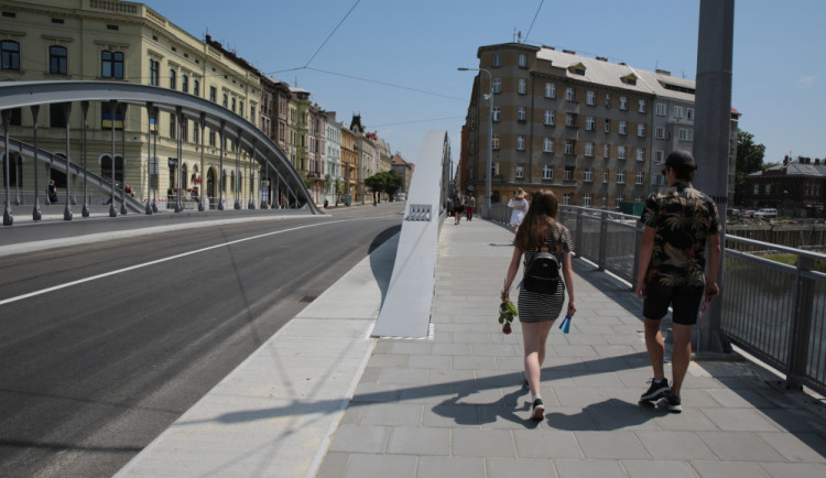 Nový olomoucký most dostal oficiální jméno, na důležitou ulici se vrací provoz