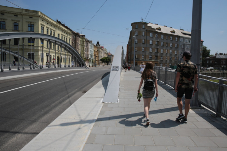 Nový olomoucký most dostal oficiální jméno, na důležitou ulici se vrací provoz