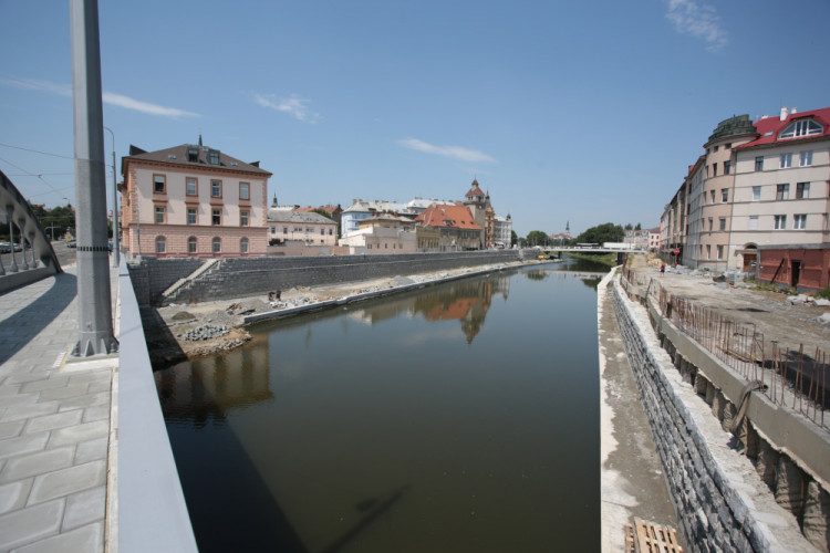 Nový olomoucký most dostal oficiální jméno, na důležitou ulici se vrací provoz