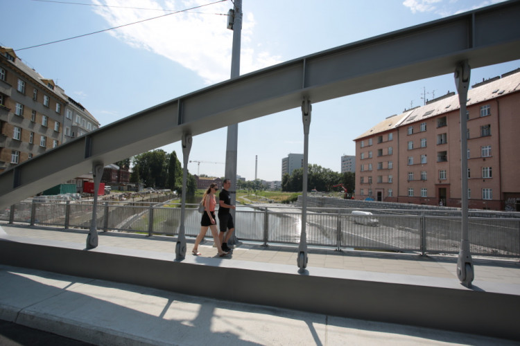 Nový olomoucký most dostal oficiální jméno, na důležitou ulici se vrací provoz