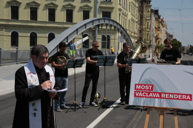 Nový olomoucký most dostal oficiální jméno, na důležitou ulici se vrací provoz