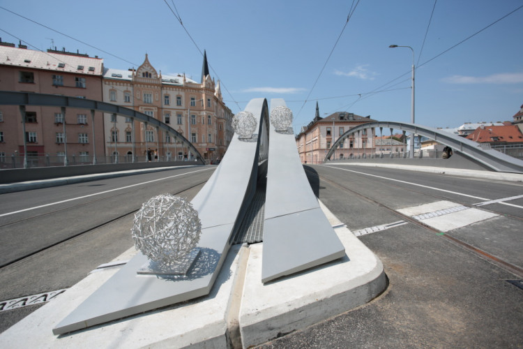 Nový olomoucký most dostal oficiální jméno, na důležitou ulici se vrací provoz