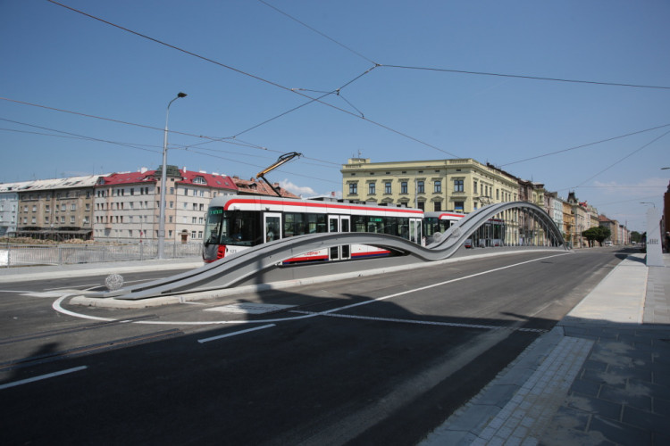 Nový olomoucký most dostal oficiální jméno, na důležitou ulici se vrací provoz