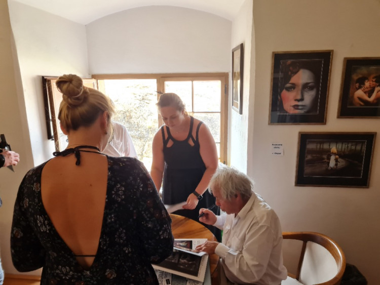 Jan Saudek se ženou na výstavě v Plumlově na zámku