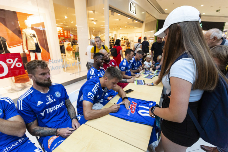 Fotbalová Sigma představila kádr a dresy na novou sezonu. Hrát může i ve žluté
