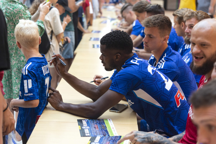 Fotbalová Sigma představila kádr a dresy na novou sezonu. Hrát může i ve žluté