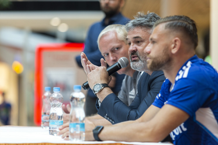 Fotbalová Sigma představila kádr a dresy na novou sezonu. Hrát může i ve žluté