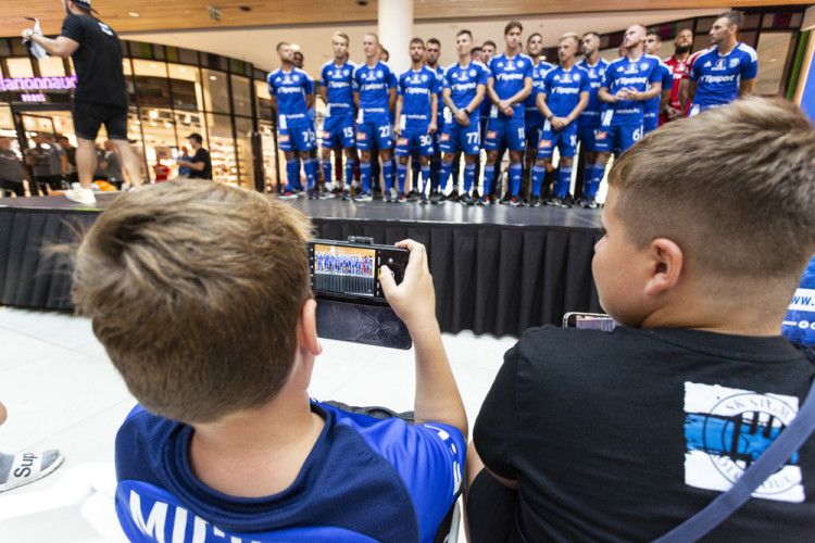 Fotbalová Sigma představila kádr a dresy na novou sezonu. Hrát může i ve žluté