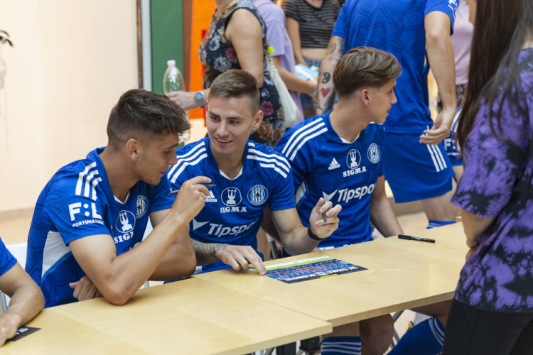 Fotbalová Sigma představila kádr a dresy na novou sezonu. Hrát může i ve žluté