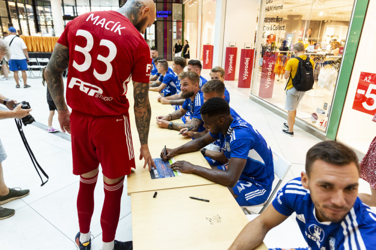 Fotbalová Sigma představila kádr a dresy na novou sezonu. Hrát může i ve žluté