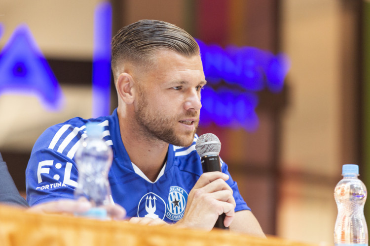 Fotbalová Sigma představila kádr a dresy na novou sezonu. Hrát může i ve žluté