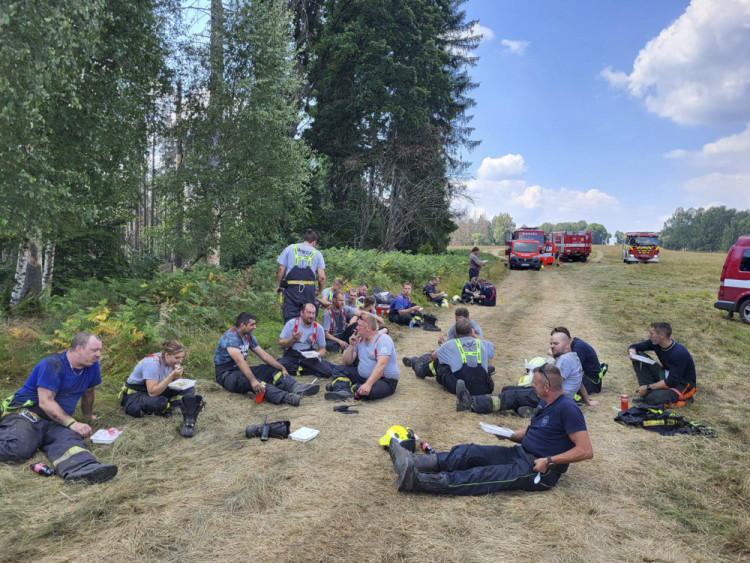 Hasiči z Olomouckého kraje bojují s požárem v Českém Švýcarsku