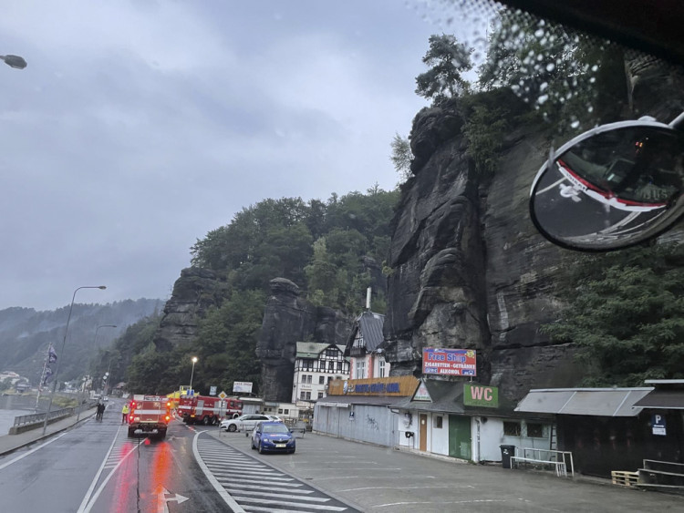 Hasiči z Olomouckého kraje bojují s požárem v Českém Švýcarsku