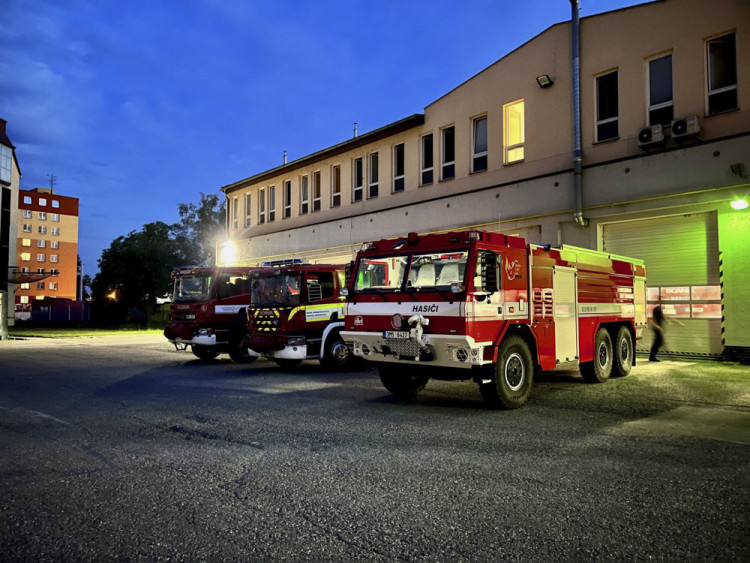 Hasiči z Olomouckého kraje bojují s požárem v Českém Švýcarsku