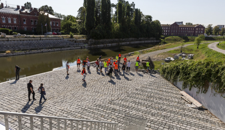 Břehy Moravy nedaleko centra Olomouce dostávají novou podobu