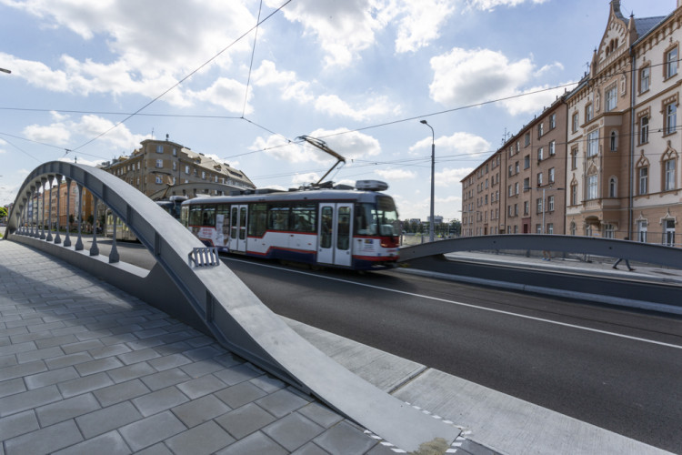 Břehy Moravy nedaleko centra Olomouce dostávají novou podobu