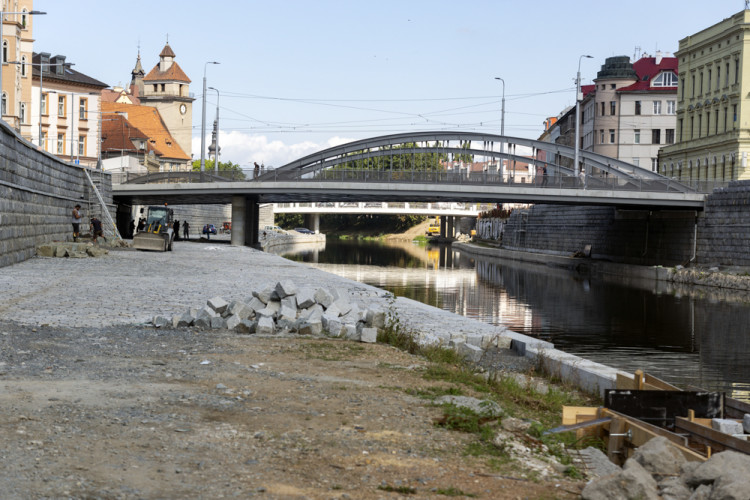 Břehy Moravy nedaleko centra Olomouce dostávají novou podobu