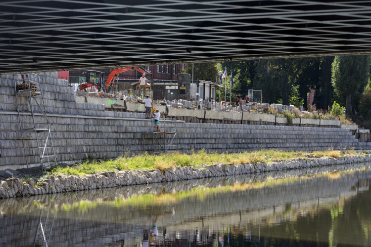 Břehy Moravy nedaleko centra Olomouce dostávají novou podobu