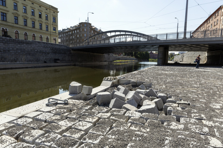 Břehy Moravy nedaleko centra Olomouce dostávají novou podobu