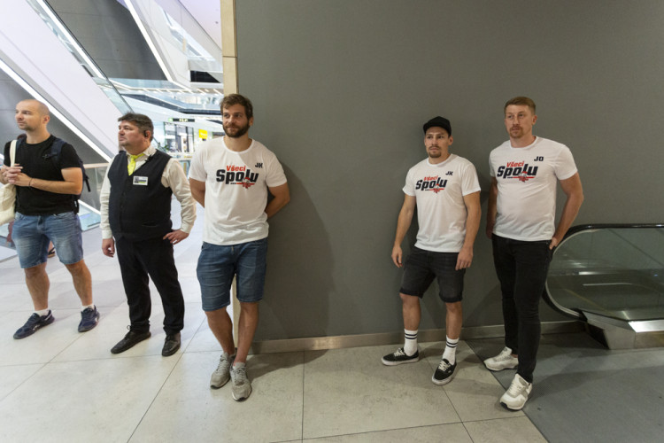 FOTOGALERIE: Hokejisté Olomouce rozdávali autogramy před novou sezonou